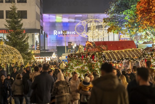Christmas market in Essen, restaurant, in front of the town hall gallery shopping center, Porsche pulpit, Kettwiger Straße shopping street, pedestrian zone, full, lots of people shopping, Christmas lights, Christmas market stalls, Essen Light Weeks, Essen, North Rhine-Westphalia, Germany