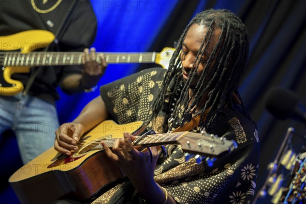 KABUMBAYI JOH, singer, producer and multi-instrumentalist, Congo, KABUMBAYI JOH & band, African Acoustic Pop Music, live on 15.11.2025 at Greve Studio, Berlin, Germany < english> KABUMBAYI JOH, singer, producer and multi-instrumentalist, Congo, KABUMBAYI JOH & Band, African Acoustic Pop Music, live on November 15, 2025 at Greve Studio, Berlin, Germany