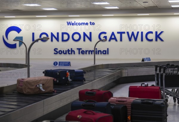 Baggage return carousel conveyor belt, South Terminal, London Gatwick airport, London, England, UK