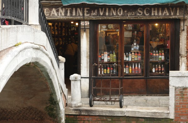 Bàcaria Al Bottegon, small pub where you drink wine or spritz and eat the cicchetti Veneziani, Tapas, Venice, Italy