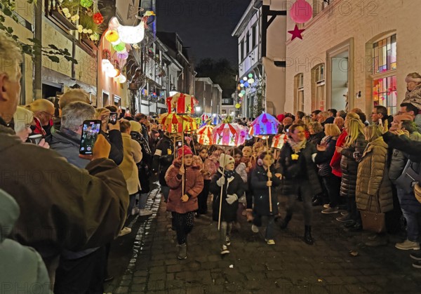 Martin procession of schoolchildren with lanterns on Alte Schulstraße in the evening, Old Town, Kempen, Lower Rhine, North Rhine-Westphalia, Germany