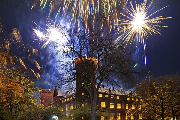 Big fireworks from the towers of Kurcölnischer Castle to Martin's procession in the evening, Old Town, Kempen, Lower Rhine, North Rhine-Westphalia, Germany
