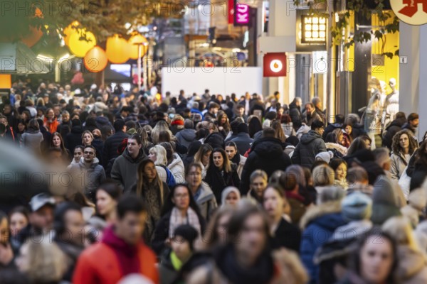Stuttgart glows in 2025. Long shopping night in the city center. Light installations and other attractions attracted crowds of visitors. The campaign was organized by the Stuttgart City Initiative (CIS) . Stuttgart, Baden-Württemberg, Germany