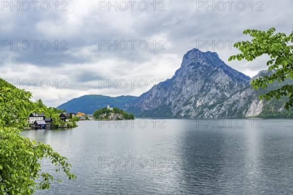 The village of Traunkirchen with the Johannesberg Chapel on Lake Traunsee, on the right the Traunstein summit, Traunkirchen, Salzkammergut, Austria