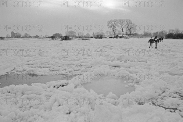 People walk across ice rink, frozen Elbe, Bleckede, Lower Saxony, Germany, January 03, 1997, vintage, retro, old, historic