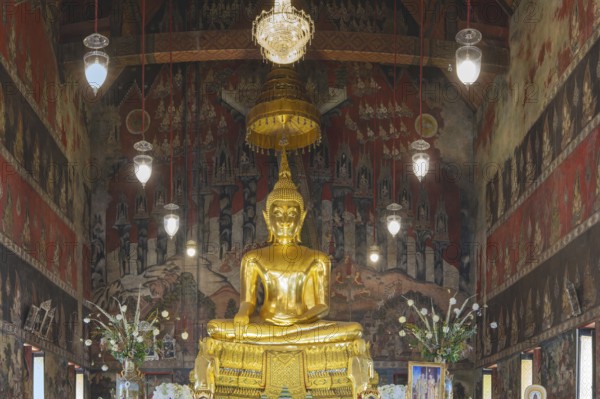 Golden Buddha statue with Bhumispara mudra, Buddha Gautama at the moment of enlightenment, ordination or main room with elaborate wall paintings (Ayutthaya or Thonburi style), Wat Suwannaram Ratchaworawihan (often abbreviated Wat Suwannaram or Wat Suwan), on the west side of Chao Phraya (Khlong Bangkok Noi) in Bangalore Kok-Noi, Bangkok, Tailandia