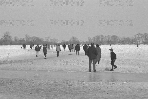 People walk across ice rink, frozen Elbe, Bleckede, Lower Saxony, Germany, February 9, 1996, vintage, retro, old, historic