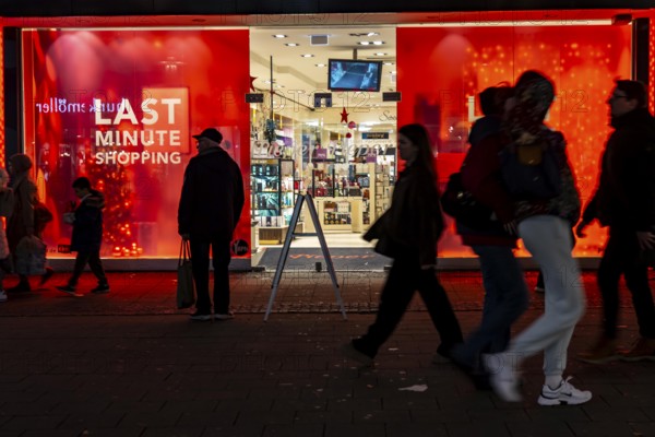 Full city center, shopping street, Kettwiger Straße pedestrian zone in Essen, shop window of a perfumery advertises with last minute sale offers, North Rhine-Westphalia, Germany