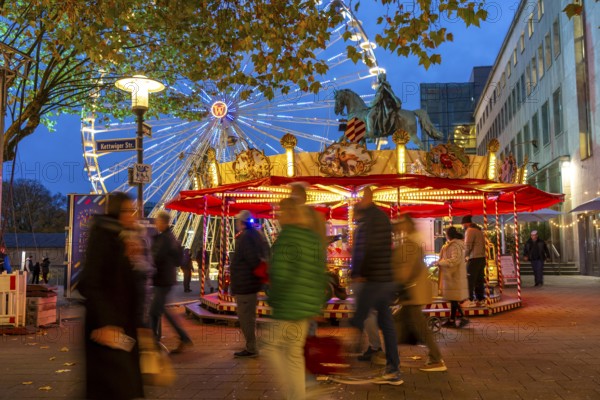 Full city center, shopping street, Kettwiger Straße pedestrian zone in Essen, first takeaways and stalls, even in front of the opening of the Christmas market, Ferris wheel, carousel, Christmas lights, North Rhine-Westphalia, Germany