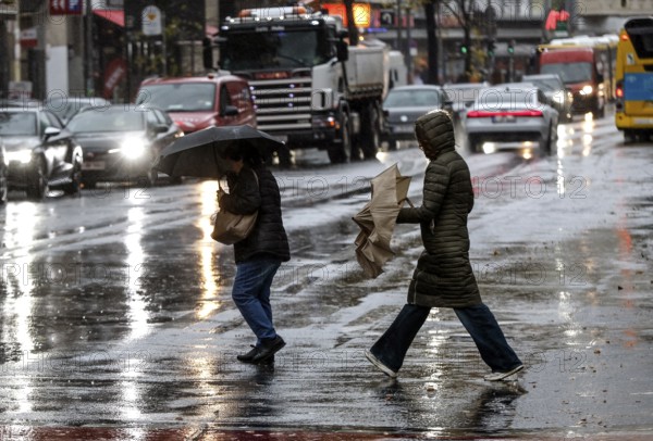 With umbrella and raincoats, people in the rain, Potsdamer Straße, Berlin, 30.10.2025, Berlin, Berlin, Germany