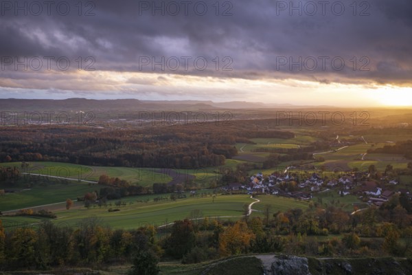 Rain and sun alternating — dramatic autumn atmosphere at the Hohenstaufen Spielburg Nature Reserve