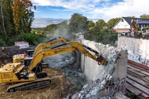 Demolition of an old road bridge, Weierstraße, then new construction of the bridge for the three-track conversion, to extend the Emmerich-Oberhausen railway line, including 47 new bridge structures being built or adapted, the old bridges being replaced by new buildings, for people and especially for freight traffic, extension of the Dutch Betuwe line from the port of Rotterdam, part of the European freight corridor Rotterdam-Genoa, 1300 km long, Oberhausen, North Rhine-Westphalia, Germany