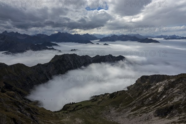 View from the Nebelhorn summit to mountains of the Allgäu Alps, mountains rising from fog in the valley, Oberstdorf, Oberallgäu, Allgäu, Bavaria, Germany