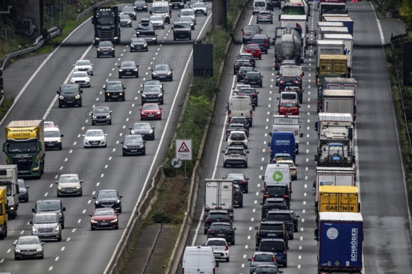 Traffic jam on the A3 motorway between the Hilden junction and the Mettmann junction, view to the south, traffic jam due to construction work, North Rhine-Westphalia, Germany
