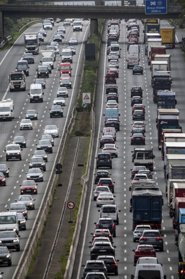 Traffic jam on the A3 motorway between the Hilden junction and the Mettmann junction, view to the south, traffic jam due to construction work, North Rhine-Westphalia, Germany
