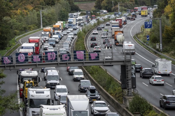 Traffic jam on the A3 motorway between the Hilden junction and the Mettmann junction, view to the north, traffic jam due to construction work, North Rhine-Westphalia, Germany