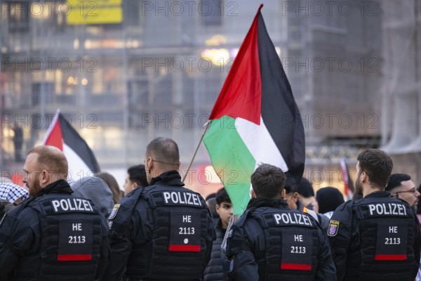 Around 1, 500 people take part in a pro-Palestine demonstration at the Hauptwache in Frankfurt am Main on 7 October 2025. The rally is accompanied by a massive police presence. Exactly two years ago, on 7 October 2023, the terrorist militia Hamas killed more than 1, 100 people in an attack on Israel. Since Israel's subsequent intervention in the Gaza Strip, there have been repeated pro-Palestinian demonstrations throughout Germany