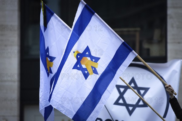 Numerous people gather for a vigil at the Hauptwache in Frankfurt am Main on the second anniversary of the Hamas attack on Israel. On 7 October 2023, the terrorist militia Hamas killed more than 1, 100 people in an attack on Israel. 48 Israeli hostages are still being held captive by Hamas, Hafenpark, Frankfurt am Main, Hesse, Germany