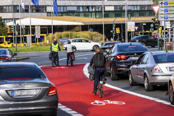 Cycle path, cycle lane, marked in red to draw the attention of motorists to the cycle path, between 2 lanes, Huyssenallee, in front of Europaplatz, in the city centre of Essen, North Rhine-Westphalia, Germany