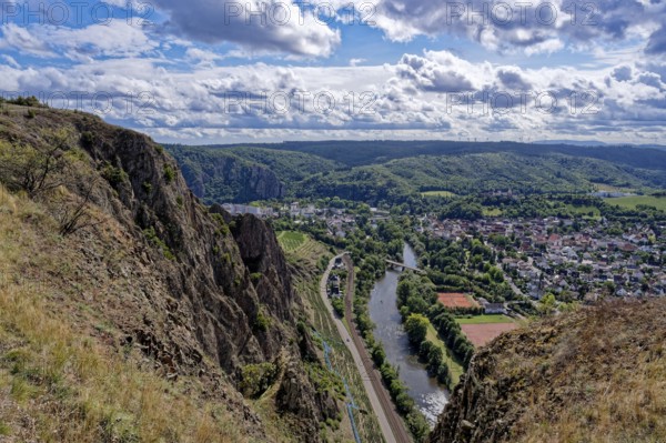Ausblick vom Rotenfels, einer Steilwand am Naheufer im Naturpark Soonwald-Nahe, auf das Nahetal und die Stadt Bad Kreuznach, OT Bad Münster, im Weinbaugebiet der Pfalz. Traisen, Landkreis Bad Kreuznach, Rheinland-Pfalz, Deutschland