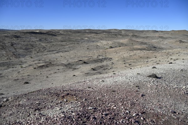 Wüstenlandschaft bei Pomona, im Hintergrund der Atlantik, Diamentensperrgebiet, bei Lüderitz, Region Karas, Namibia