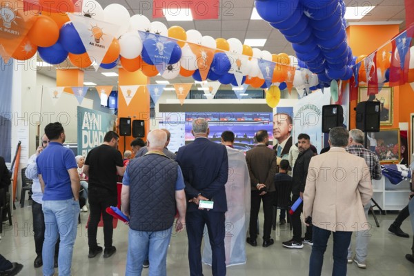 Gaziantep, Türkiye – May 28, 2023. Members of the ruling Justice and Development Party (AKP) follow the announcement of results in the presidential election contested between President Recep Tayyip Erdogan and opposition candidate Kemal Kiliçdaroglu, Gaziantep, Gaziantep, Türkiye