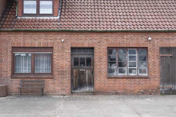 View of the entrance area of an older residential building with a red brick workshop, Uenzen, Bruchhausen-Vilsen, Lower Saxony, Germany