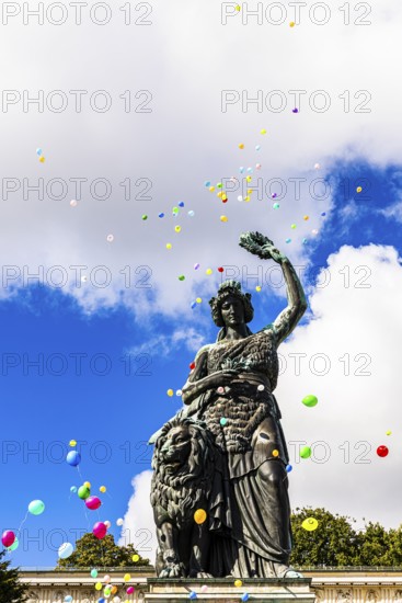 Colourful balloons rise high above the statue of Bavaria into the white-blue sky, grand finale of the Wiesnwirte Platzkonzert, Festwiese, Theresienwiese, Oktoberfest, Munich, Upper Bavaria, Bavaria, Germany