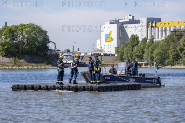 Transport of a floating platform with the jet-float system, this can be used as a work platform, jetty or bridge, specialist group for water hazards, in Düsseldorf, during the major exercise FÜLEX25, lasting several days, of the THW, Federal Agency for Technical Relief, North Rhine-Westphalia, over 3500 volunteers from the 127 North Rhine-Westphalia local organisations practise many different deployment scenarios over 4 weekends