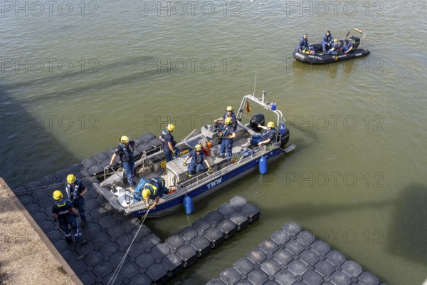 Construction of a floating platform with the jet-float system, this can be used as a work platform, jetty or bridge, water hazards specialist group, in Düsseldorf, at the major exercise FÜLEX25, lasting several days, of the THW, Federal Agency for Technical Relief, North Rhine-Westphalia, over 3500 volunteers from the 127 North Rhine-Westphalia local organisations practise many different deployment scenarios over 4 weekends