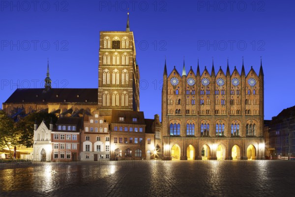 Night view, left back St. Nikolai Church first mentioned 1276, 102 metres high, front left, white, entrance Nikolaikirche, next to it Bürgehäuser, right town hall start of construction approx. 1300, secular building, brick Gothic, Alter Markt, Old Town, UNESCO World Heritage Site, Hanseatic City of Stralsund, Mecklenburg-Western Pomerania, Germany