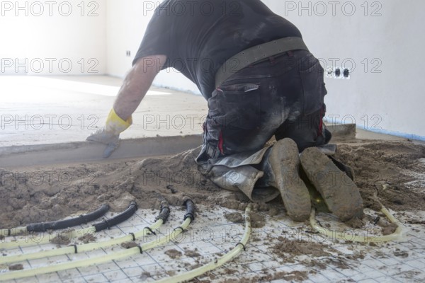 Delivery and installation of flowing screed in new buildings