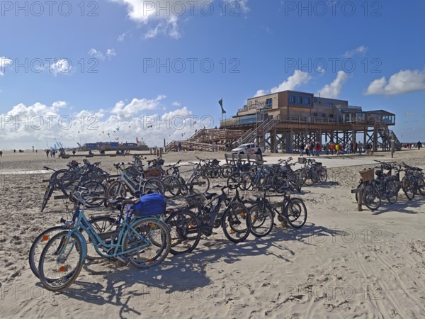 Car park for bicycles on the North Sea beach, Pfahlbau Strandbar 54° Nord, summer, sun, sand, on the edge of the UNESCO World Heritage Site, Ording, Sankt Peter-Ording, Schleswig-Holstein, Germany