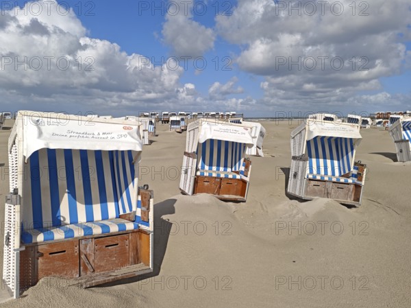 Sand drifts on the North Sea beach, blue sky, white clouds, summer, sun, sand, beach chairs, on the edge of the UNESCO World Heritage Site, Ording, Sankt Peter-Ording, Schleswig-Holstein, Germany