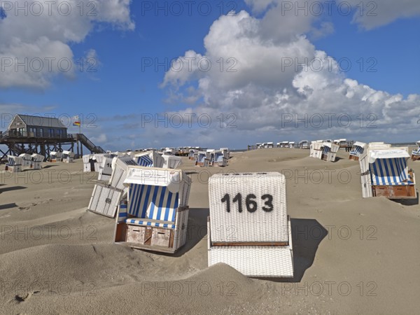 Sand drifts on the North Sea beach, blue sky, white clouds, summer, sun, sand, pile dwelling, flags, beach chairs, on the edge of the UNESCO World Heritage Site, Ording, Sankt Peter-Ording, Schleswig-Holstein, Germany