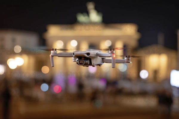 Ein Fernpilot steuert sein Quadrocopter, Drohne illegal über dichtbesiedeltes Stadtgebiet an einem touristischem Hotspot mit vielen Menschen, Symbolbild für illegaler Drohnenbetrieb über Menschenmengen, kritische Infrastruktur, Flugverbot, Betriebsverbot, Persönlichkeitsrechte, Eigentumsrechte, Urheberrechte, AI generiert, AI generated