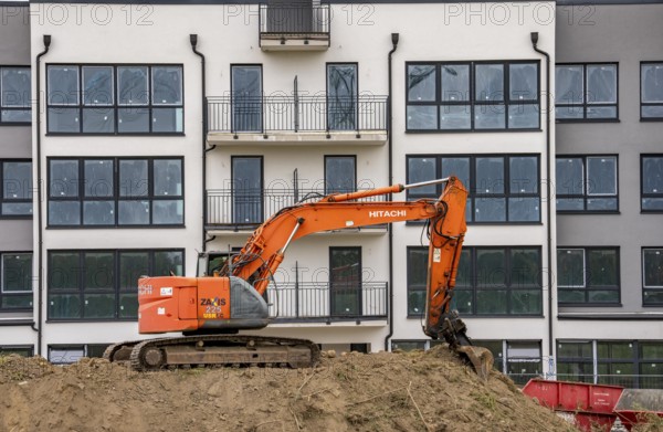 Shell construction, shortly in front of completion of a residential building, new Graf Bismarck city quarter on the Rhine-Herne Canal, residential and commercial development on the site of the power station of the former Graf Bismarck colliery, marina, in Gelsenkirchen, North Rhine-Westphalia, Germany