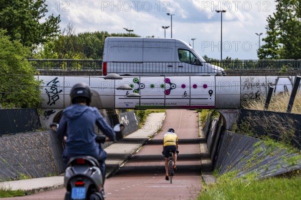 Rijnwaalpad long-distance cycle path, near the village of Elst, subway of the A15 motorway, wide cycle path, mostly crossing-free, 15.8 km long cycle path leads from Arnhem to Nijmegen on the Waal, Netherlands