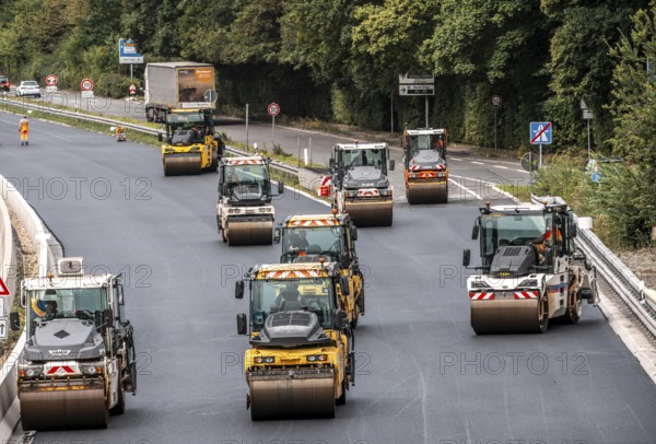 Rehabilitation of the A52 motorway near Essen, an 8 km long section between the Essen-Kettwig junction and the Essen-Ost motorway junction was completely renovated over a period of 9 years, 6 lanes, new drainage pipes, carriageway, bridges, noise barriers, traffic facilities, here the last section, direction Düsseldorf, new carriageway surface, laying of porous asphalt, whispering asphalt, at the Essen-Rüttenscheid junction, North Rhine-Westphalia, Germany