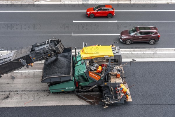 Rehabilitation of the A52 motorway near Essen, an 8 km long section between the Essen-Kettwig junction and the Essen-Ost motorway junction was completely renovated over a period of 9 years, 6 lanes, new drainage pipes, carriageway, bridges, noise barriers, traffic facilities, here the last section, direction Düsseldorf, new carriageway surface, laying of porous asphalt, asphalt paver applies the whispering asphalt, at the Essen-Rüttenscheid junction, North Rhine-Westphalia, Germany