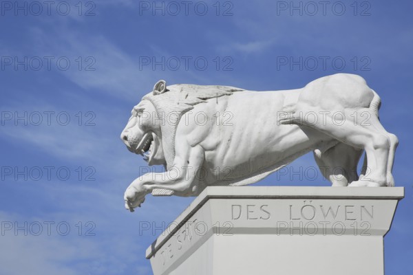 White Lion Monument by Peter Lenk 1996 with inscription Die Spur des Löwen and monument to the city founder Henry the Lion Duke of Saxony, stone sculpture, modern art, city history, free-standing, Am Markt, Schwerin, Mecklenburg-Vorpommern, Germany