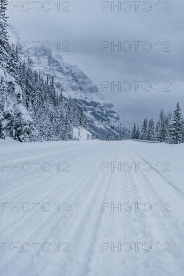 Winter road trip on the Icefields Parkway with lots of snow and ice, Banff National Park, Jasper National Park, Alberta, Canada