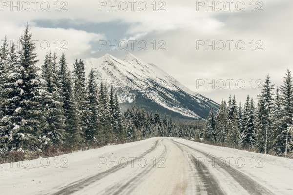 Winter road trip on the Icefields Parkway with lots of snow and ice, Banff National Park, Jasper National Park, Alberta, Canada