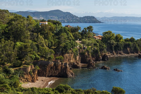 Picturesque coast and red rocks, near Anthéor, Saint-Raphaël, Massif de l'Esterel, Esterel Mountains, Département Var, Cote d'Azur, Provence-Alpes-Côte d'Azur, France