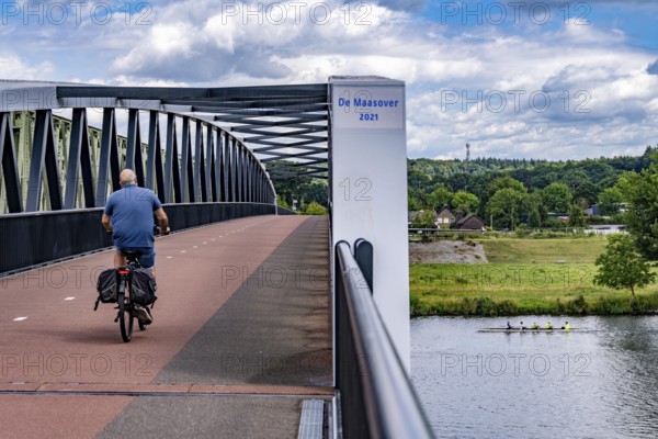 De Massover cycle path bridge, over the Meuse south of Nijmegen, near Cuijk, part of the MaasWaalpad long-distance cycle path, 12 km between Nijmegen and Cuijk, built in 2021, for 15 million euros, Meuse river crossing for cyclists and pedestrians, part of a cycle path network, used by many commuters, next to a railway bridge, Netherlands