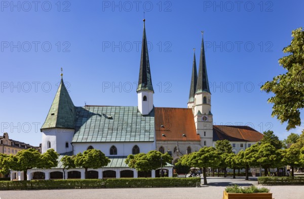 Chapel of Grace and Stiftspfarrkirche Sankt Philippus und Jakobus am Kapellplatz, place of pilgrimage, Altötting, Upper Bavaria, Bavaria, Germany
