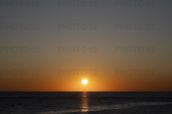 Sunset by the sea, North Sea, English Channel, Étretat, evening mood, atmospheric, Normandy, Seine-Maritime, France