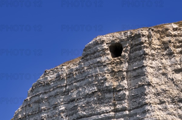 View of the Eye of the Panda, L'oeil du Panda, rock window, cave, in the rock arch Falaise Courtine, Étretat, sea, cliff, cliffs, chalk cliffs, alabaster coast, La Côte d'Albâtre, Normandy, Seine-Maritime, France