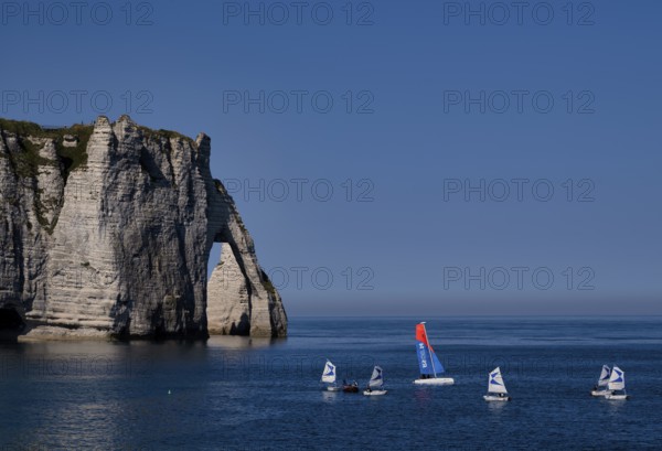 Sailing school, sailing boats, optimists, rock arch Falaise or Porte d'Aval, Étretat, sea, steep coast, cliffs, chalk cliffs, alabaster coast, La Côte d'Albâtre, Normandy, Seine-Maritime, France
