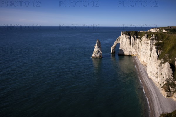 Rock arch Falaise or Porte d'Aval and rock needle Aiguille, Jambourg beach, Étretat, sea, steep coast, cliffs, chalk cliffs, alabaster coast, La Côte d'Albâtre, Normandy, Seine-Maritime, France